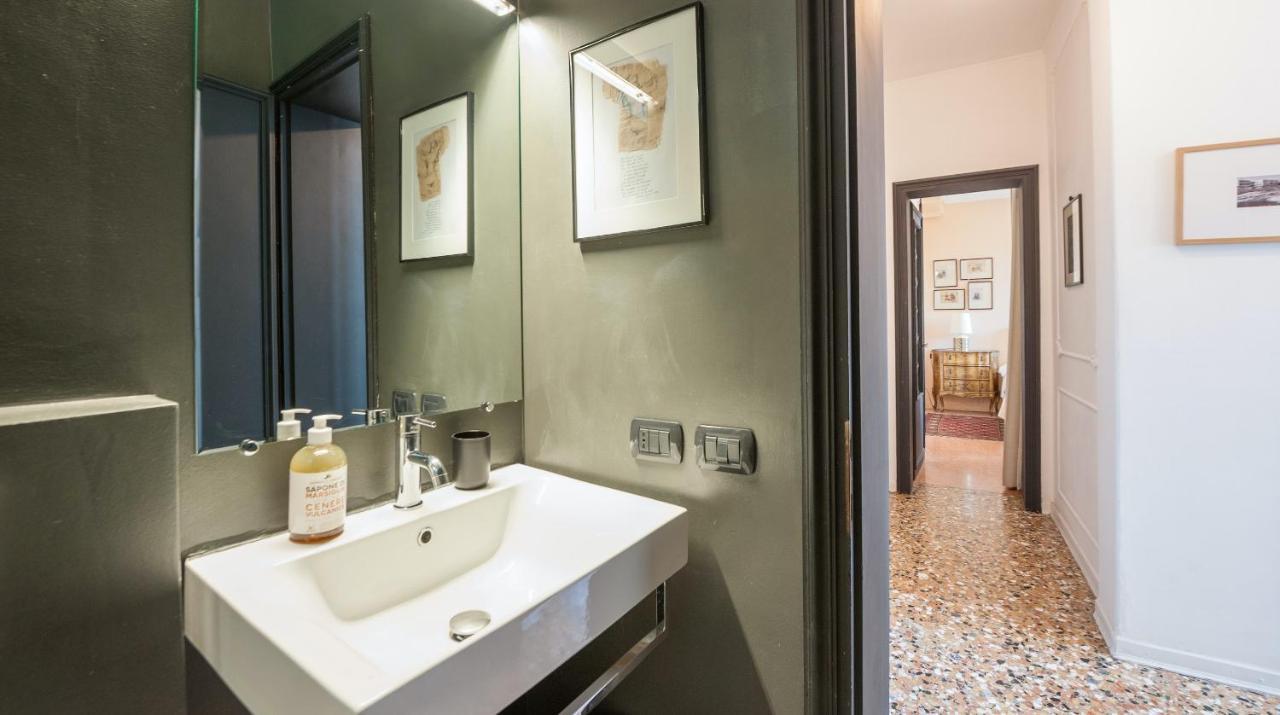 Stylish Renovated Apartment In The Heart Of The City Венеція Екстер'єр фото